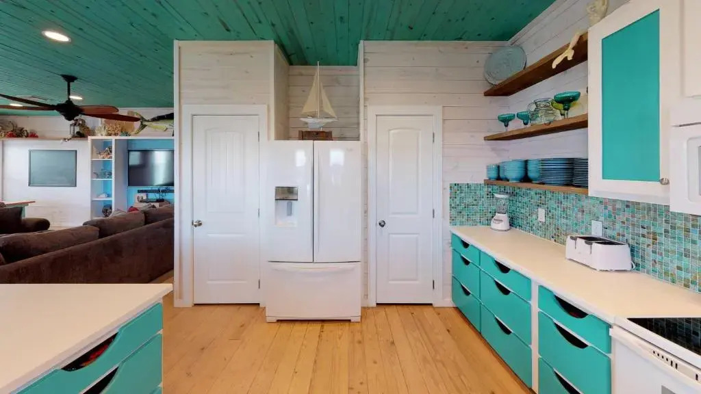 OV23 House on Stilts with Beachy Decor, Located near Beach, Balcony, Shared Pool