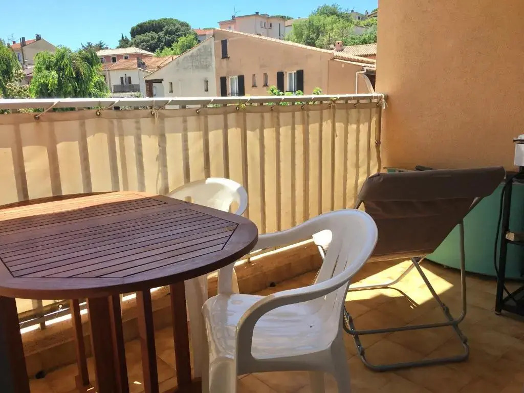 Studio cabine ensoleillé en plein centre ville dans résidence avec piscine