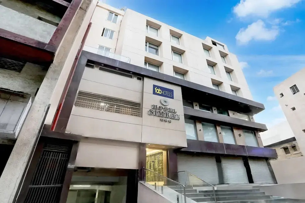 Hotel Simran Raghuveer Para by OYO Rooms