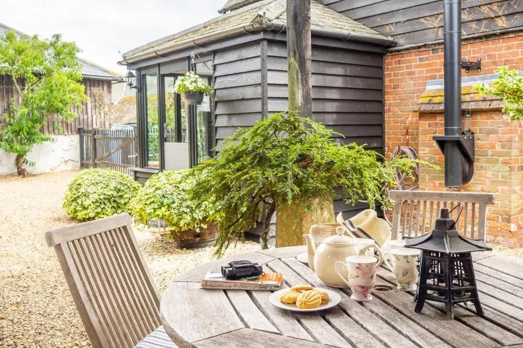 Stylish rural cottage with views over fields and the River Stour - The Granary