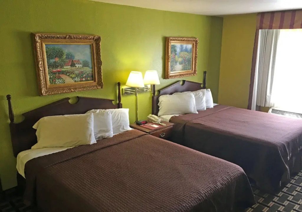Country Hearth Inn and Suites Bowling Green