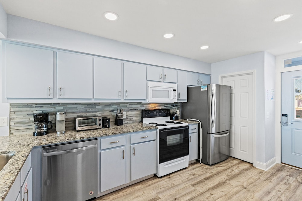 Go-jo Getaway! Coastal Comfort, 2BR Beachfront Townhouse, Sleeps 6