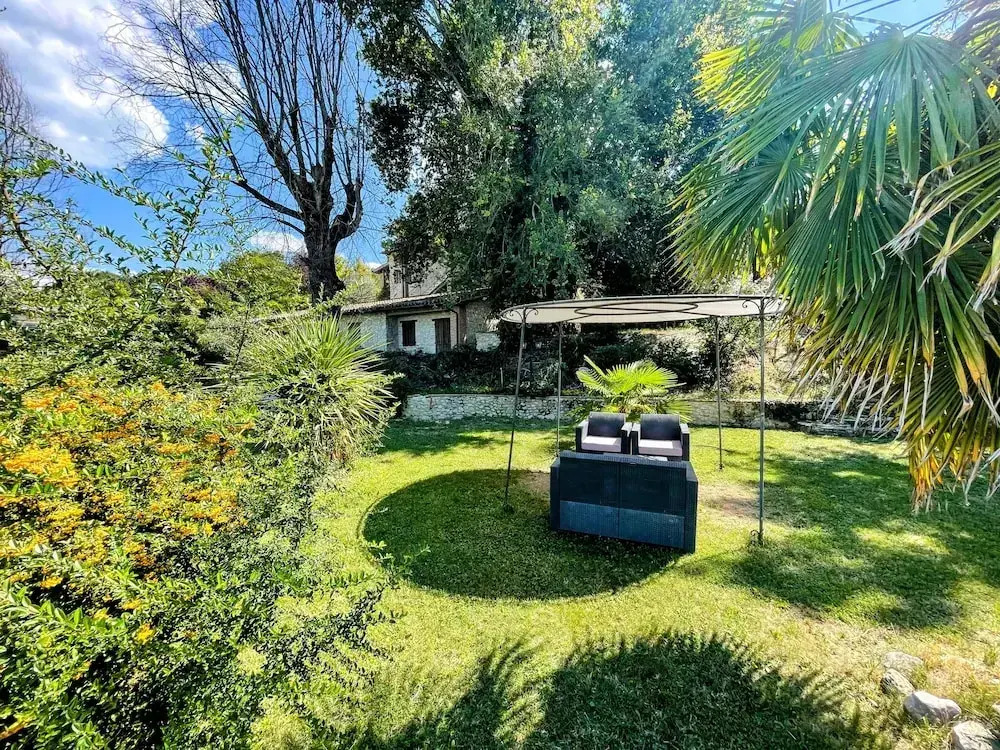 Apt 5 - Wondrous Infinity Pool, Extensive Grounds in Spoleto. Sleeps 4