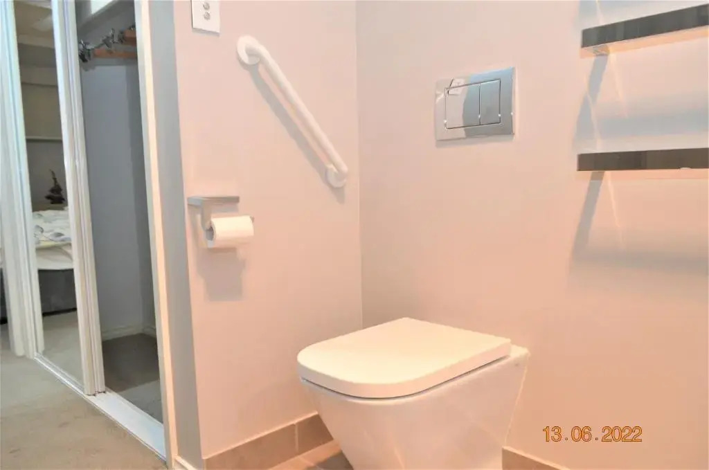 Stunning 2BR whole house with lockup garage, Spa, landscaped backyard at Mildura
