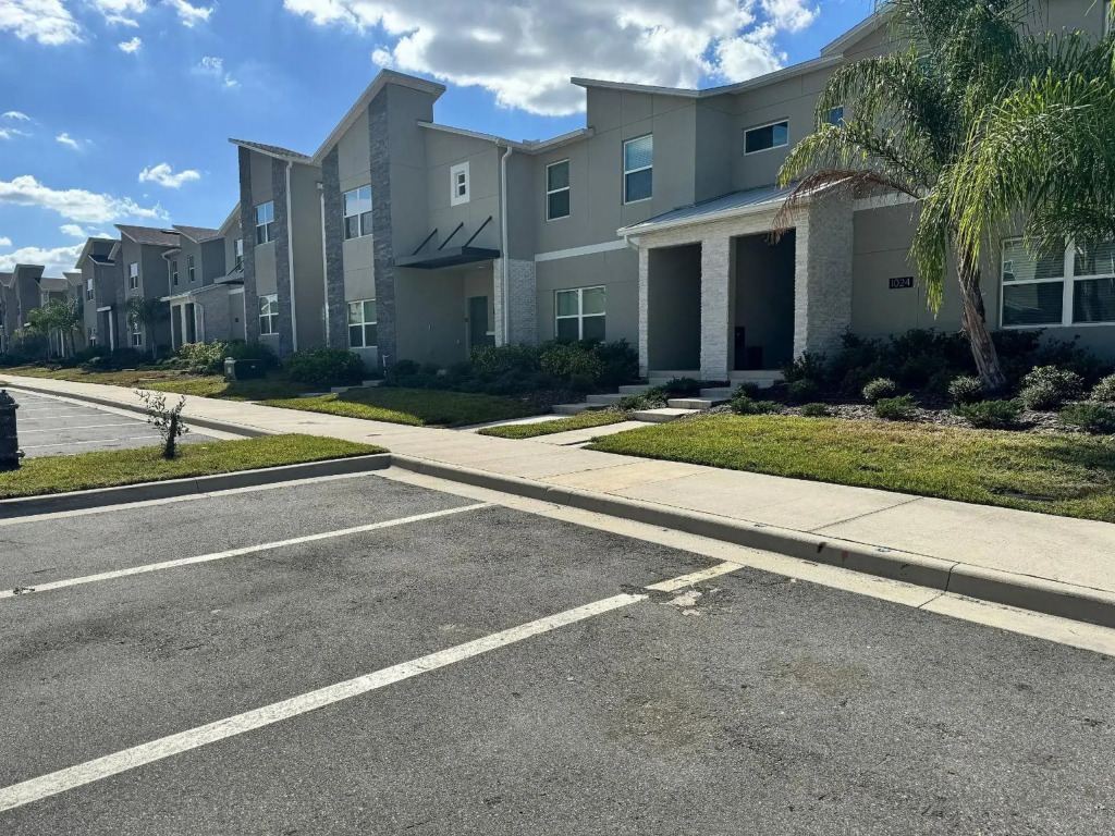 Fascinating 4bedroom townhome, close to Disney