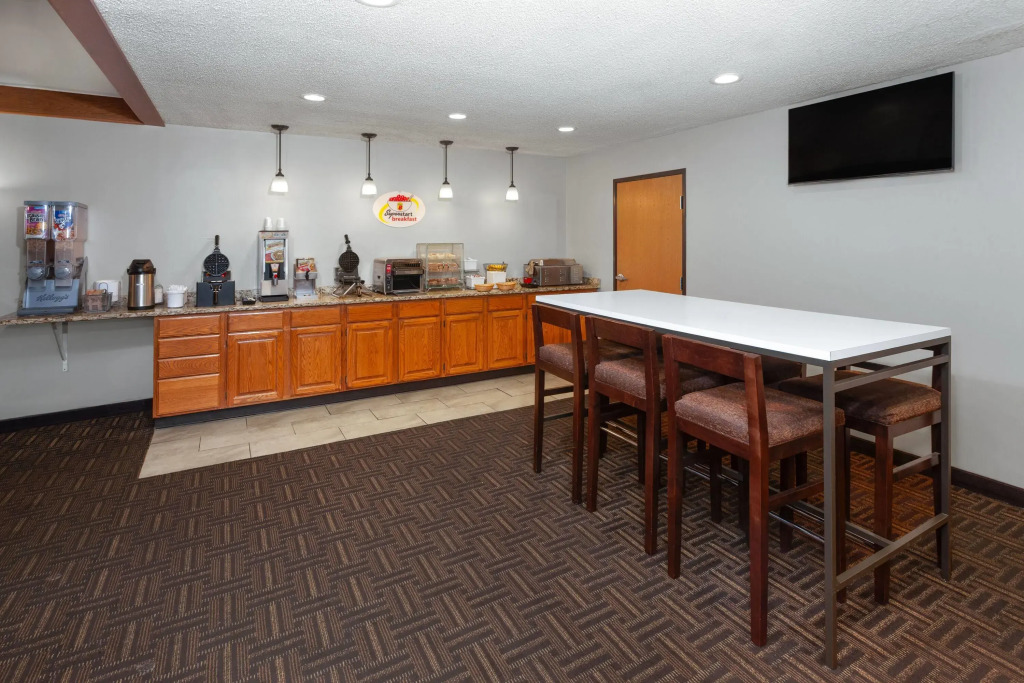 Super 8 by Wyndham Green Bay Near Stadium