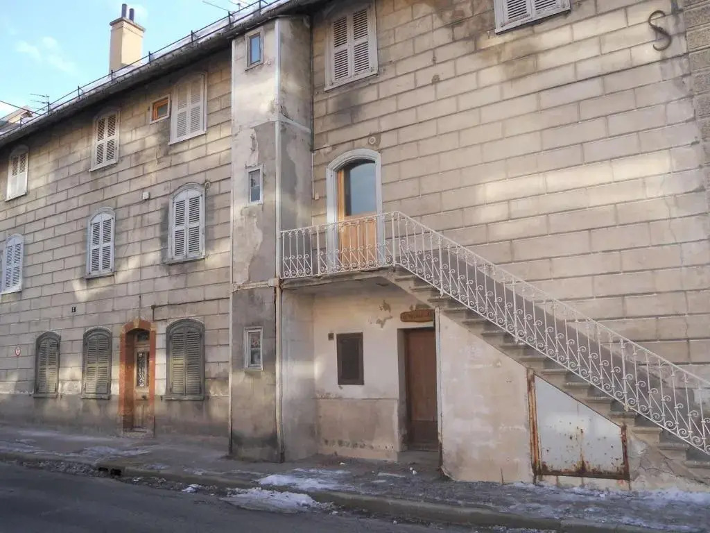 Appartement rénové 3 pièces, proche gare et remontées mécaniques - FR-1-330C-84