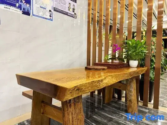 Ruili Manxing Boutique Hotel