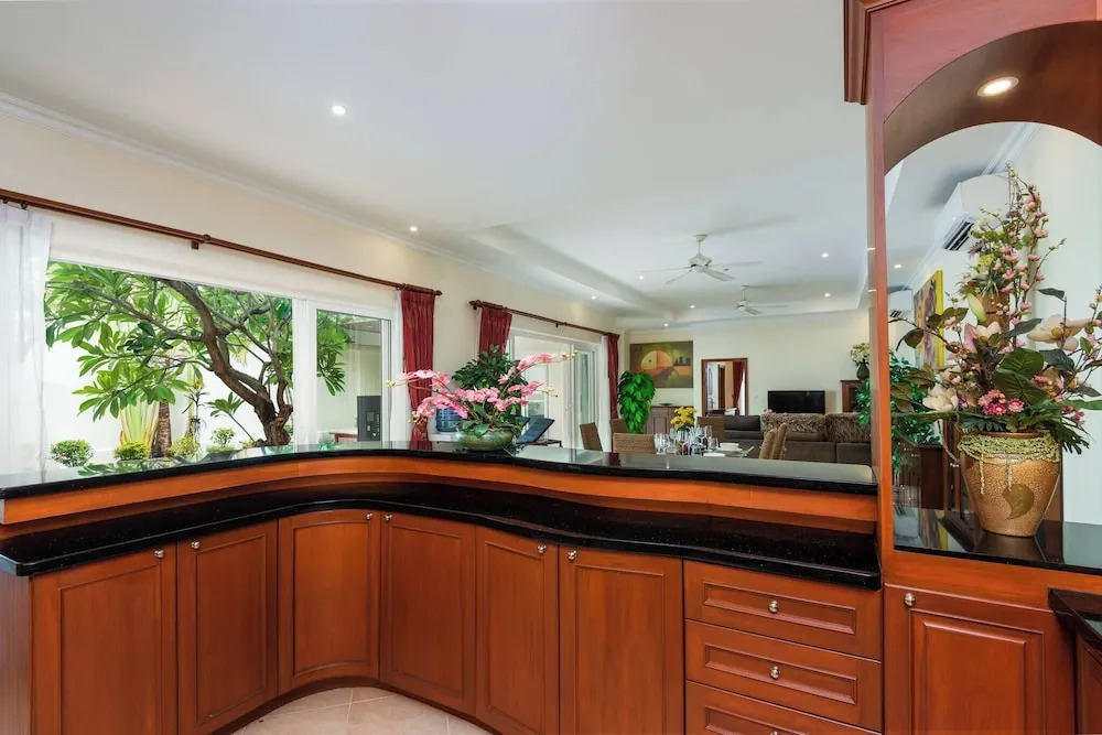 Luxury 2BR Pool Villa Pratamnak Soi5 - 50m to Beach