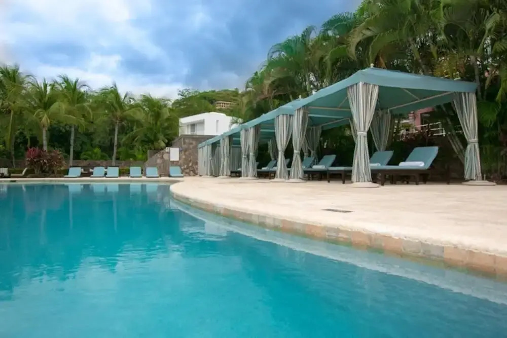 Dazzling end unit in Coco with extra windows and lots of light sleeps 8