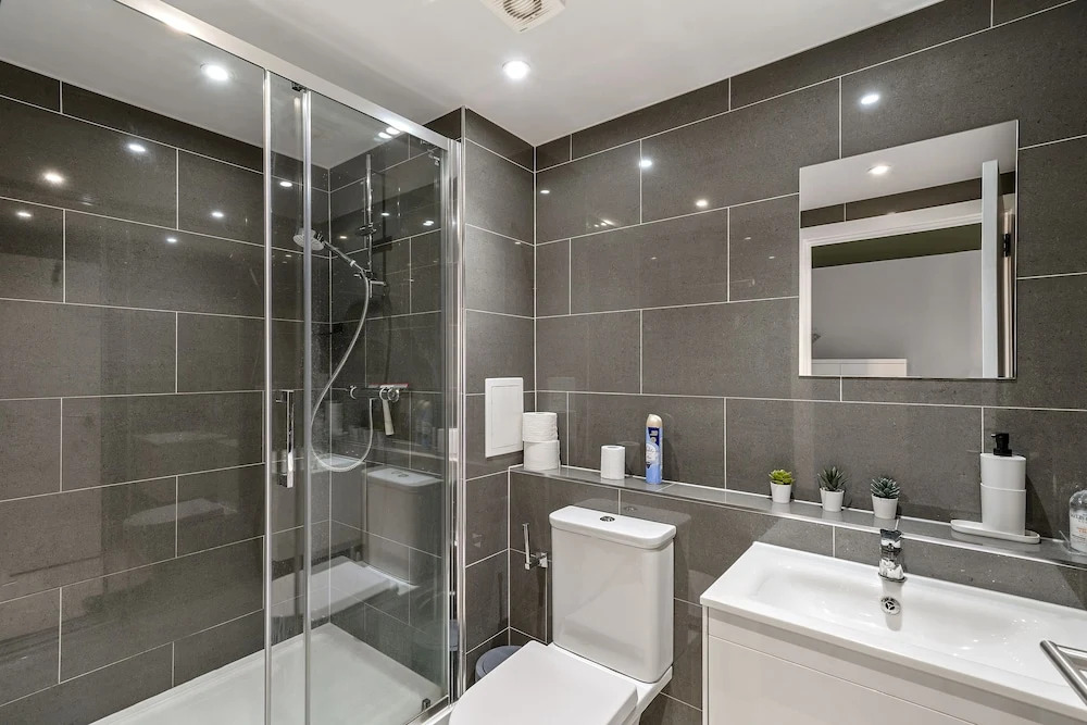 3br-sleeps8-canarywharf-cinemabedroom