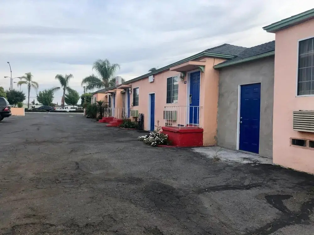 La PETITE ROUGE MOTEL