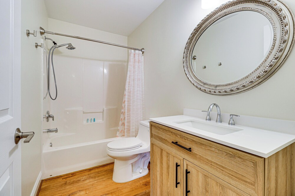 Walk to Dtwn & Campus! Spacious Hampton Home