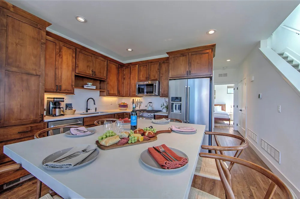 Luxury WP Mtn Cabin, Free Shuttle, Views & Garage