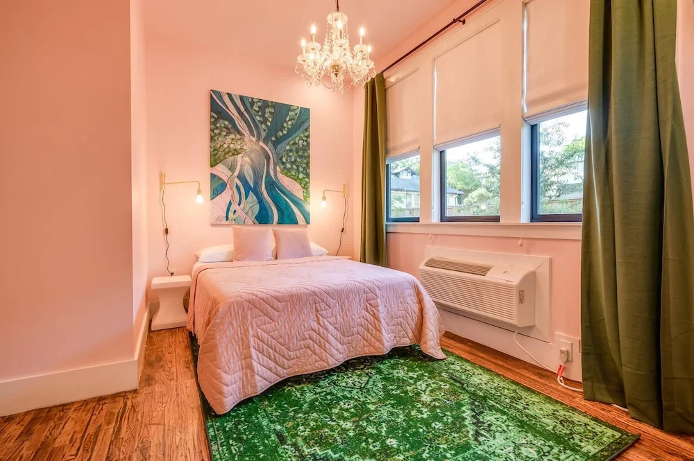 Historic B&B in Heart of ATX - 3 Suites Sleeps 10