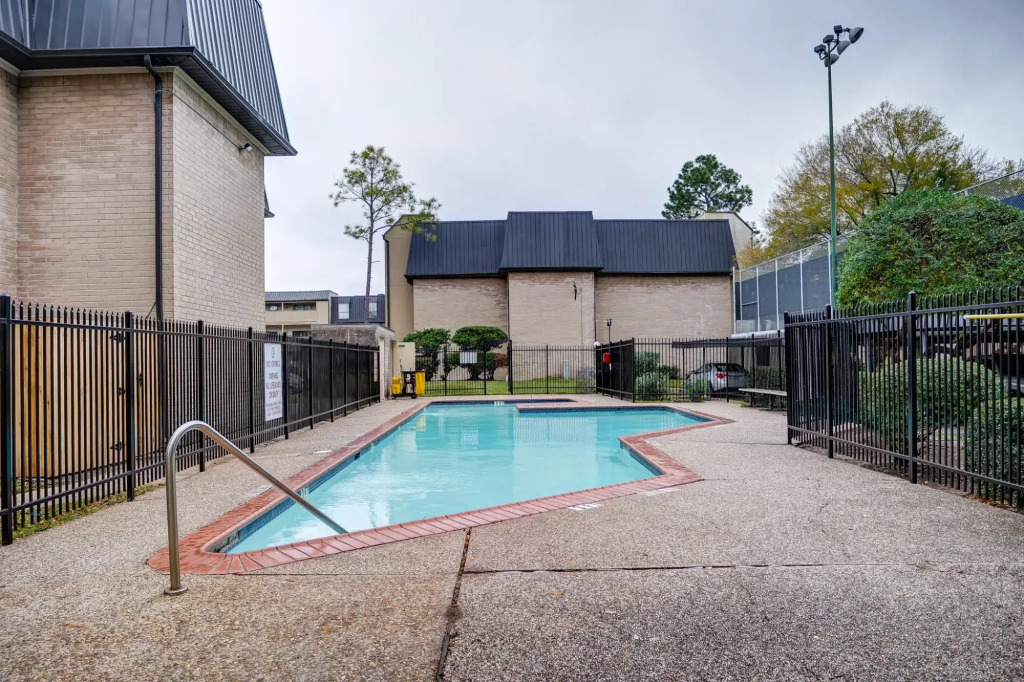 LovelyMedcenter area 3 BR, 2BA  condo w/grill