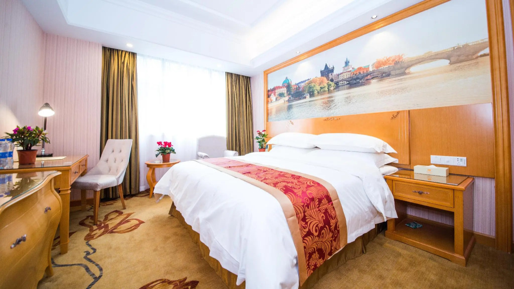 Vienna Hotel Whhan xingye road stone bridge subway station store