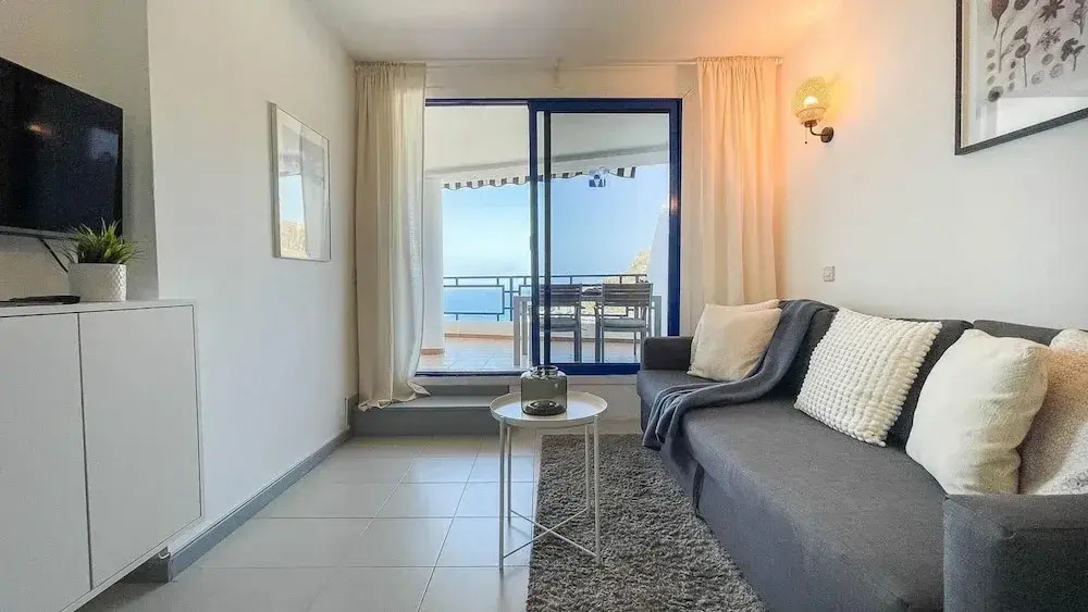 Sunny Seaview Modern apt - Pool and Beach Access