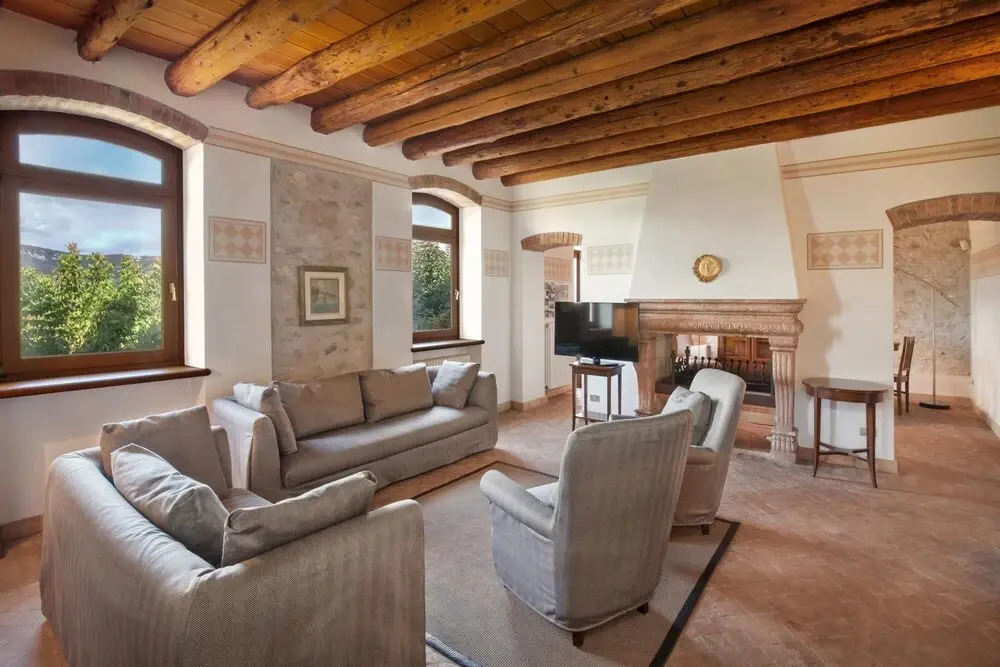 C Cantoni - 10 Sleeps Villa With Pool Stunning Views in Garda