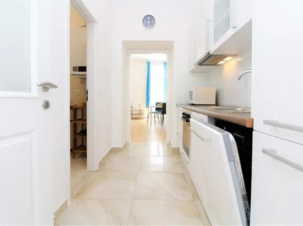 MARINE: Newly renovated 2nd district apartment
