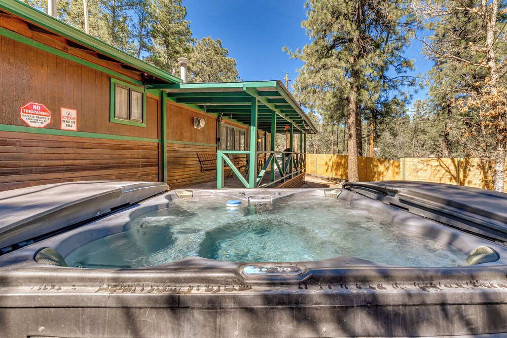 2 Mi to Midtown! All-season Base w/ Hot Tub Access