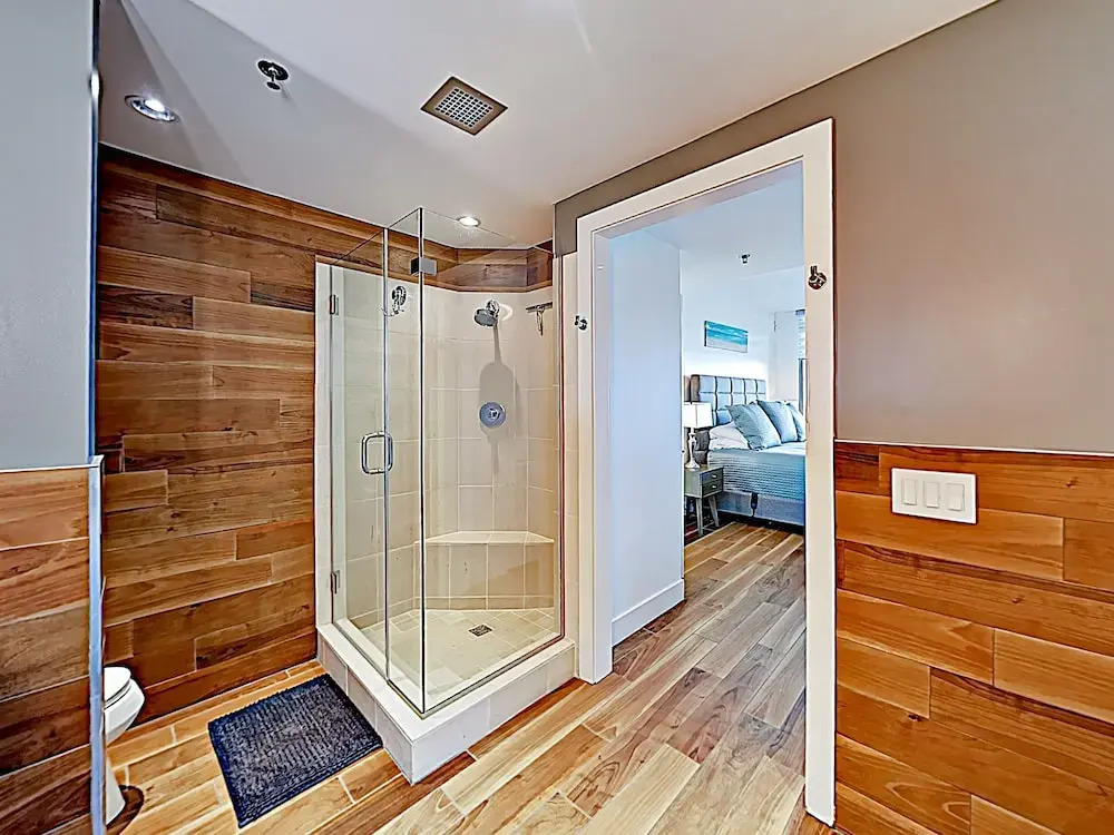New Listing! Luxe Beachfront Oasis W/ Pools & Gym 2 Bedroom Condo