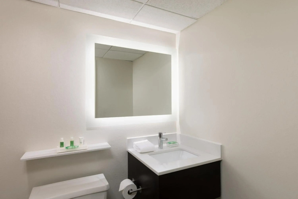 Holiday Inn Clark - Newark by IHG