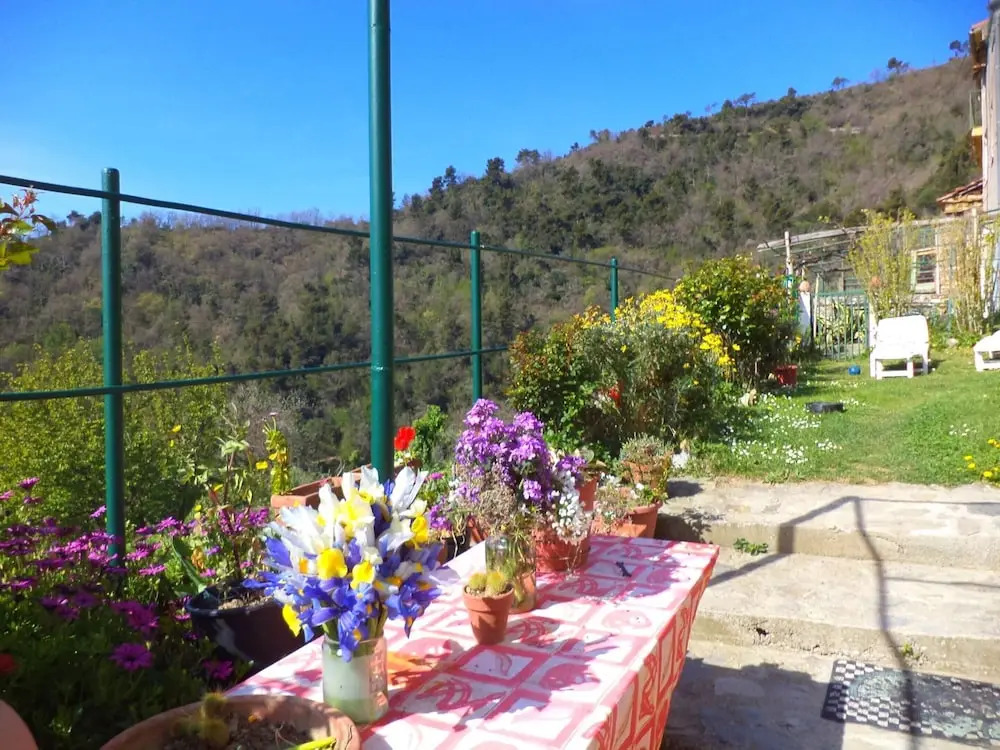 Small House in the Hills for Beautiful Walks Near the Sea