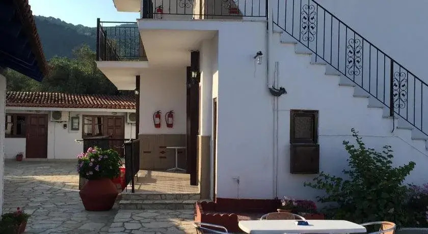 Houlis Apartments