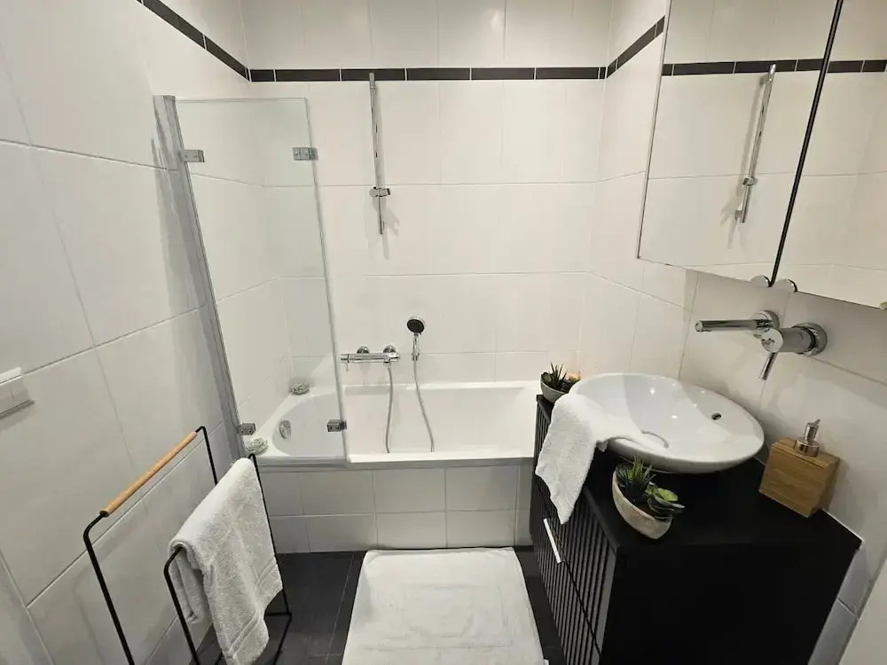 Ideal city stay 1BR near train station
