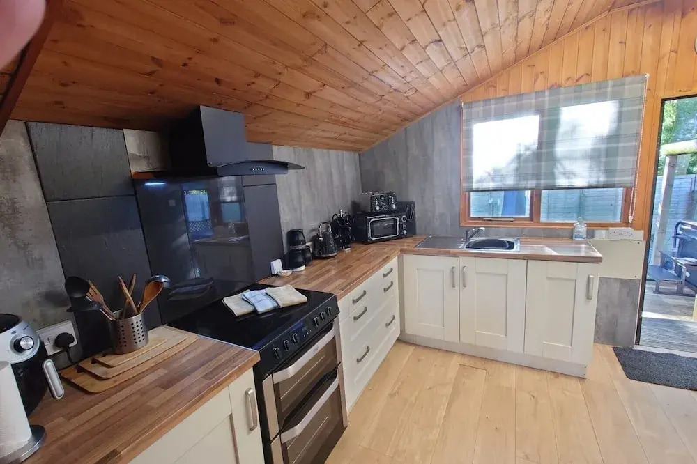 Wildwood Cabin - Sleeps 6, Hot Tub & Parking