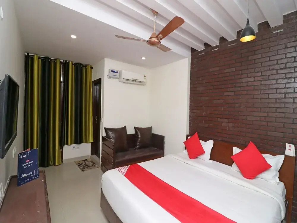 OYO 26170 Hotel Manzana