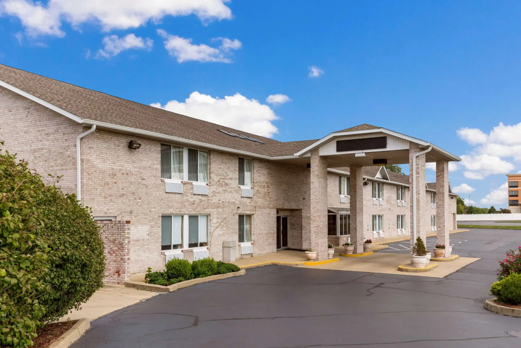 Econo Lodge Inn & Suites Fairview Heights St Louis