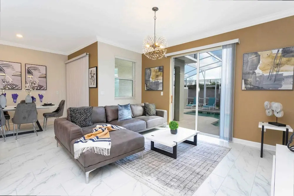 Stylish 4Bd w Lake View Pool Kids Themed Room