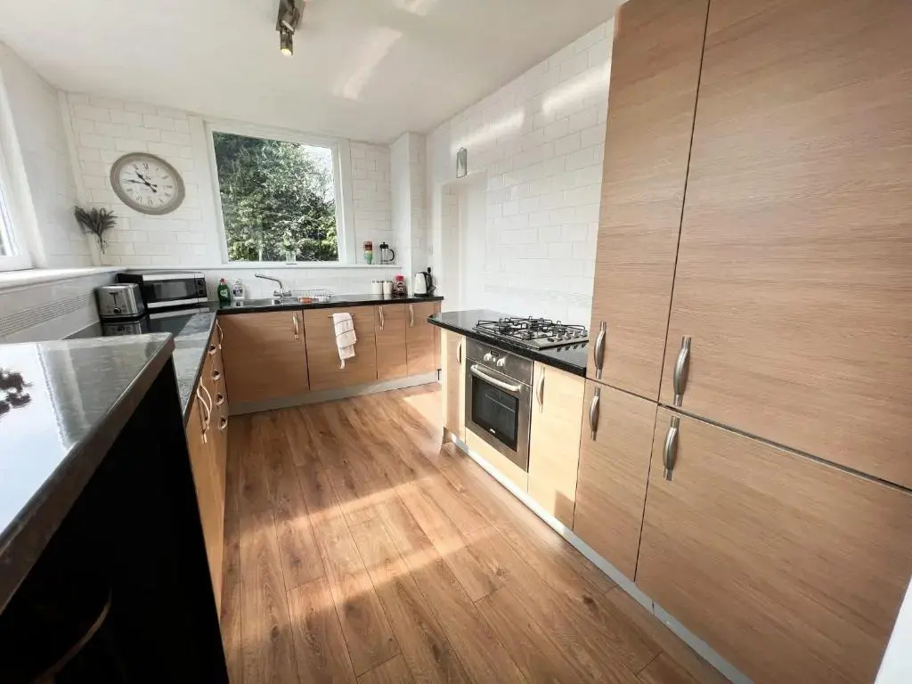 A Spacious Flat with Character - Private Car Space