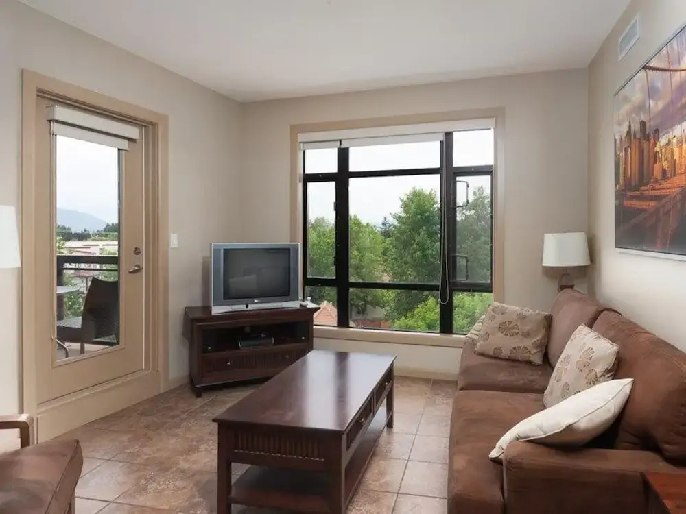 Corner Apartment with Lake View #518