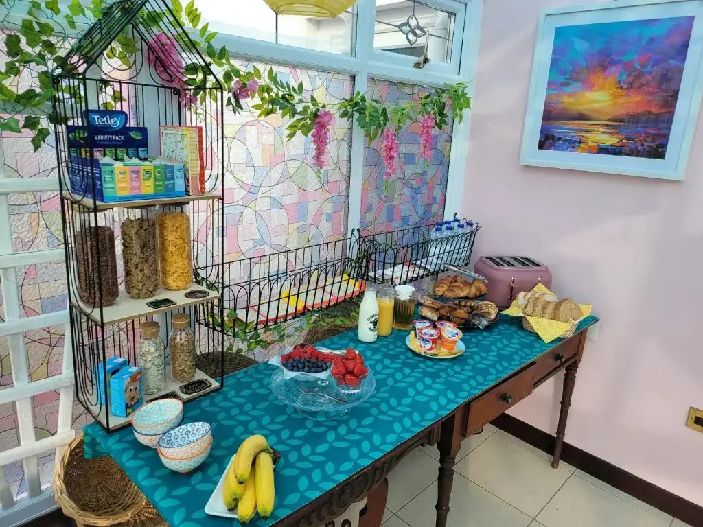 Cosy pet friendly cottage on our smallholding, friendly animals to meet, lovely countryside setting, small but comfy, sleeps up to 2 adults 1 child