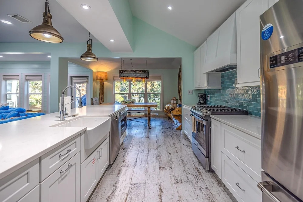8852 Bay Pine 3 Bedroom Home by RedAwning