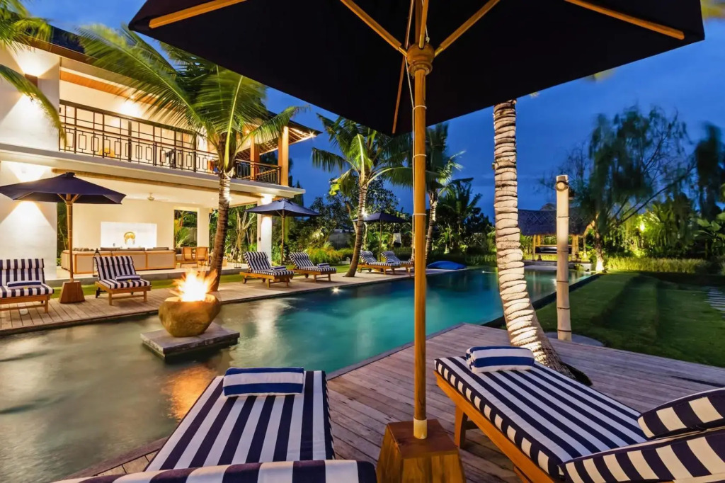 Heritage Villa, Ultimate 6 bed, 20 meter pool 700 metre from beach