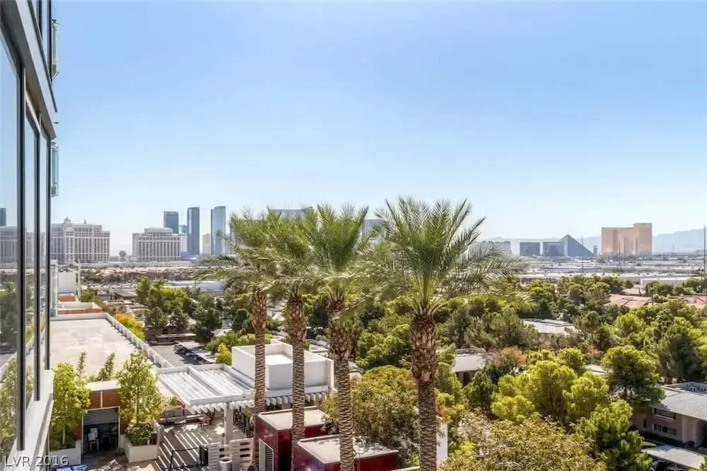 Incredible Views 51st Floor High-rise Studio -balcony