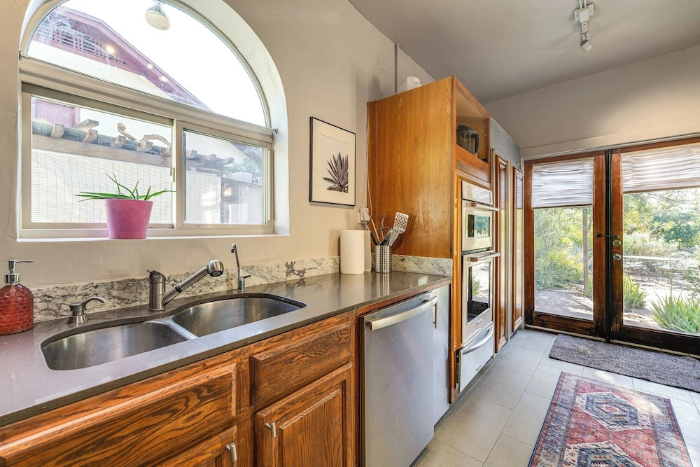 2 Mi to Downtown: Pet-friendly Home in Phoenix