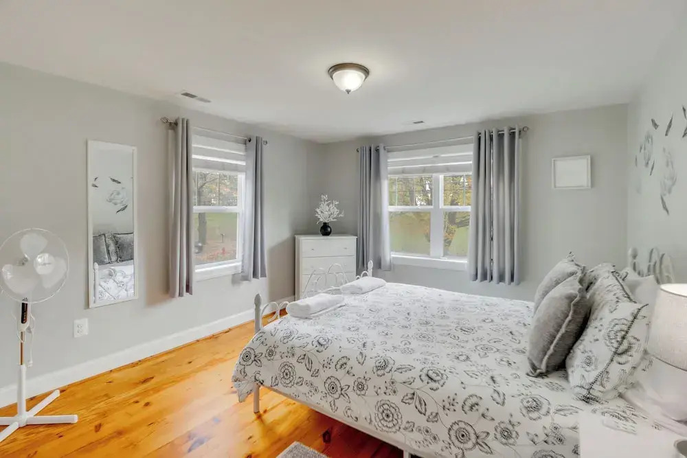 Warrenton Gem: Walk to Downtown!