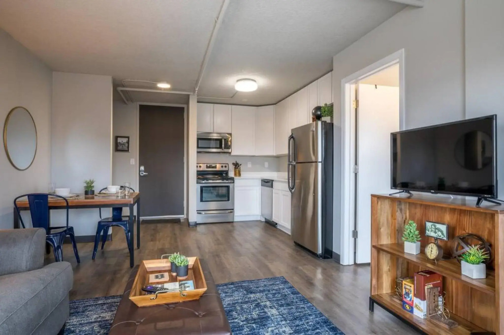 Beautiful Downtown Suite With Free Parking Gym More
