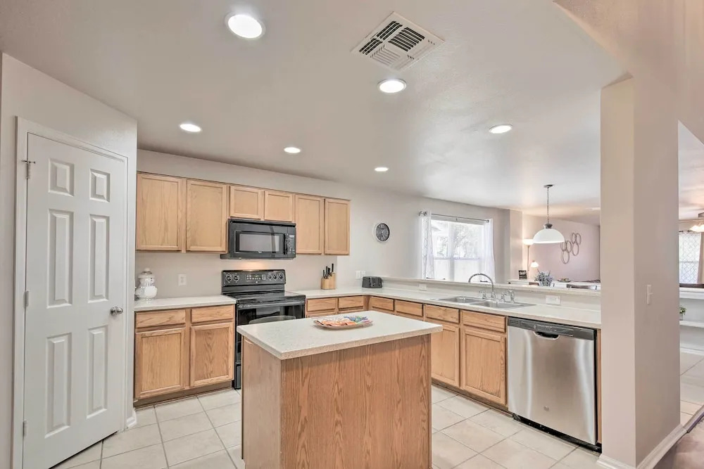 San Antonio Getaway w/ Game Room, Near Seaworld!