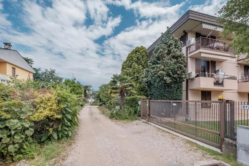 Casa Lugana 10 - monolocale con piscina direttamente a lago