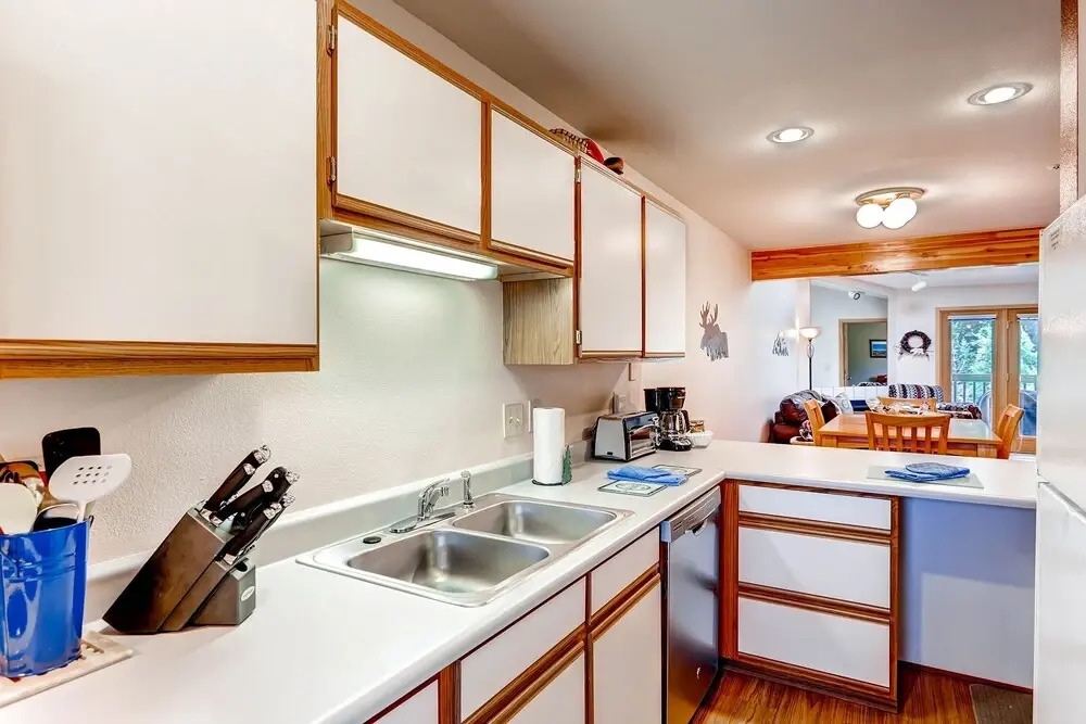 Woodbridge Inn 302 by RedAwning