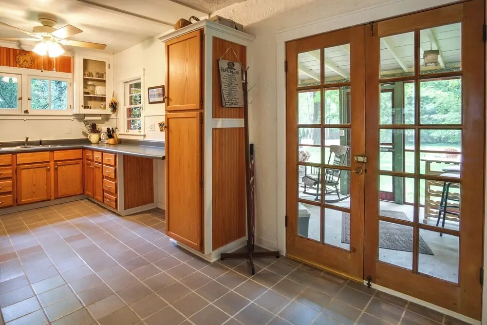 Harbert Cottage w/ Fire Pit: Half Mile to Beach!