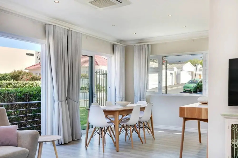 Stylish 2 Bedroom Apartment in Camps Bay Asilvertide