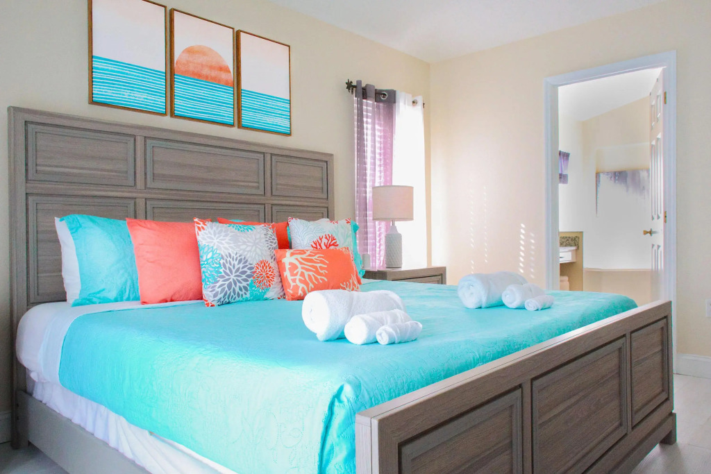Modern Villa with Games Room & Lake View Pool, Kissimmee, US