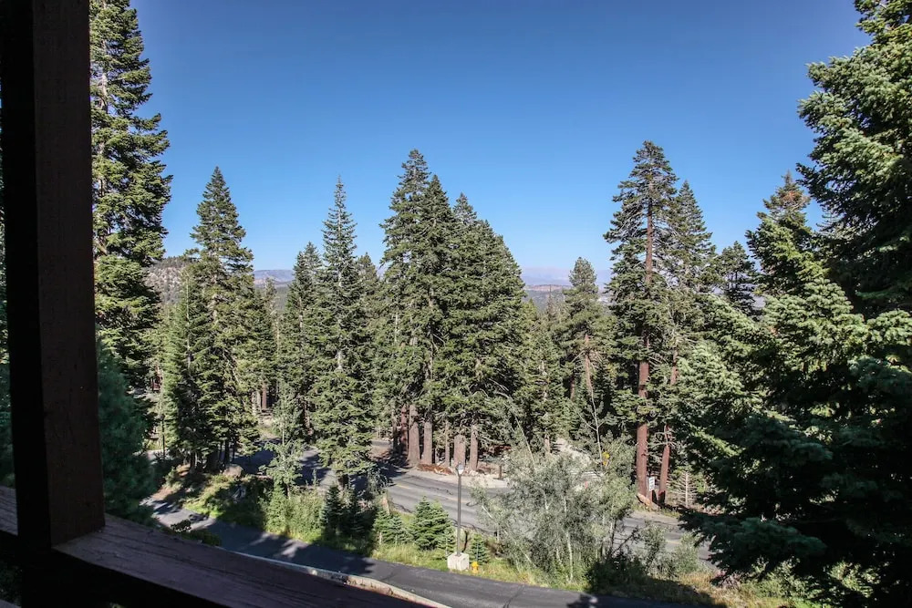 Bridges Townhome 9 Deluxe, Mountain View Townhome with Private Decks and Washer Dryer, Walk to Slopes by RedAwning